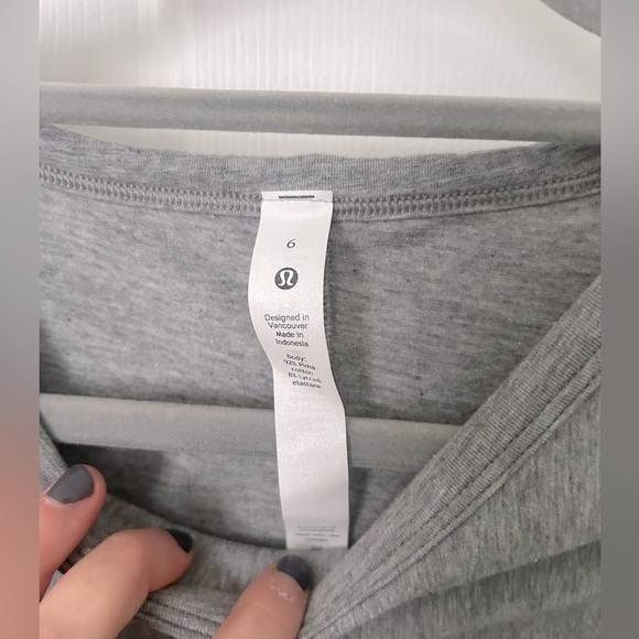 LULULEMON CRESCENT TEE KNOT GREY HEATHERED size 6 - Picture 2 of 5